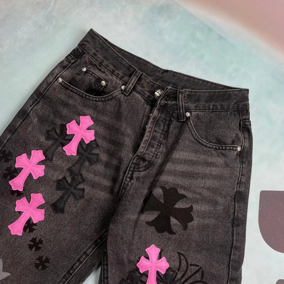 🅿️290 🔘Style number-KL113 🔘Croxin𝐂𝐡𝐫𝐨𝐦𝐞 𝐇𝐞𝐚𝐫𝐭 24SS custom-made printed purple leather limited edition jeans* In the Croxin series, these pants are directly "killing" with their appearance! In terms of color, it is one of a kind and stands out among other items. The fabric is made of beaded canvas and has been heavily washed. The upper body is not only full of texture, but also soft and skin-friendly, with excellent breathability. In terms of cutting, the trousers use three-dimensional cutting technology to create a straight trousers shape that is suitable for various body types. In addition, the hardware is customized according to the genuine ZP, and is paired with an ingenious customized small leather label, showing high-end design and details. The entire trousers are neatly routed and finely crafted, fully displaying the beauty of simplicity. In terms of style, it perfectly interprets the concept of genderless dressing. Whether it is a boy or a girl, it can be easily worn and exudes a super A aura.  Size: S M L XL XXL (28.30.32.34.36) Color: Black